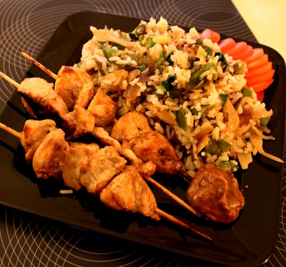 Kipsaté met pittige satésaus